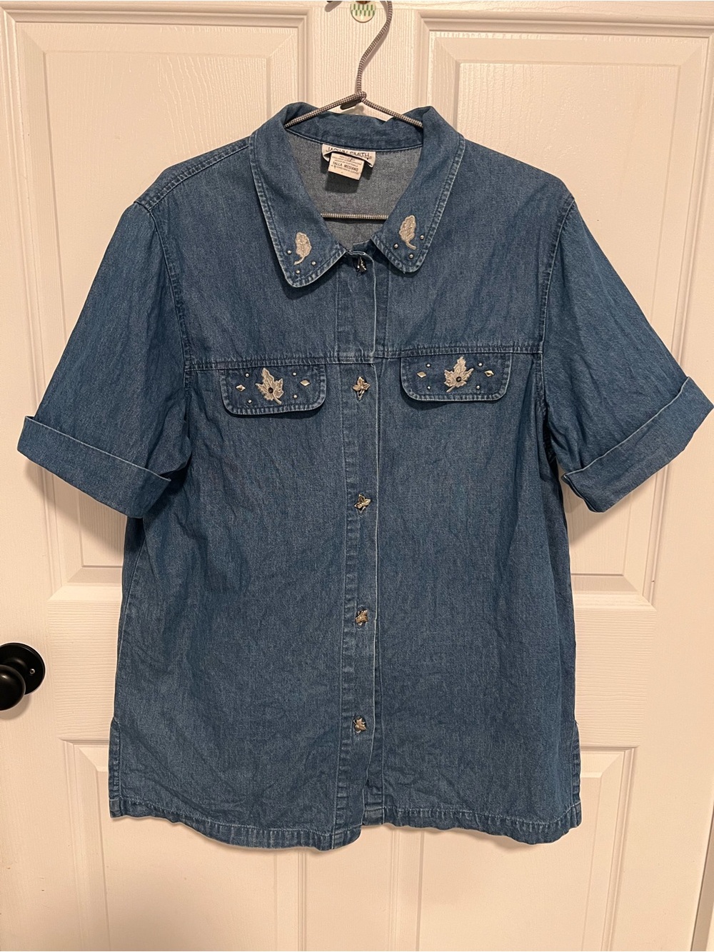 Vintage 90s Jaclyn Smith Sport Embroidered Denim Shirt Short Sleeve Leaf Buttons
